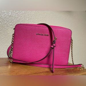 MICHAEL KORS: Jet Set Electric Pink Crossbody Handbag,